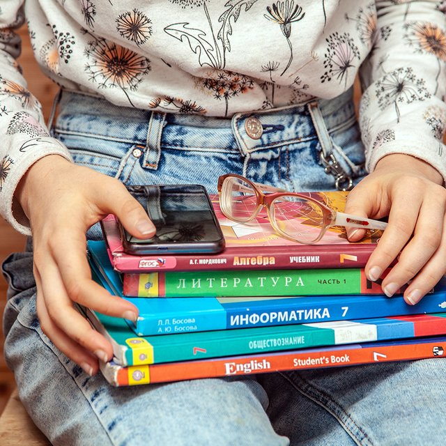 Школа до сих пор не выдала учебники по отдельным предметам: куда обращаться?