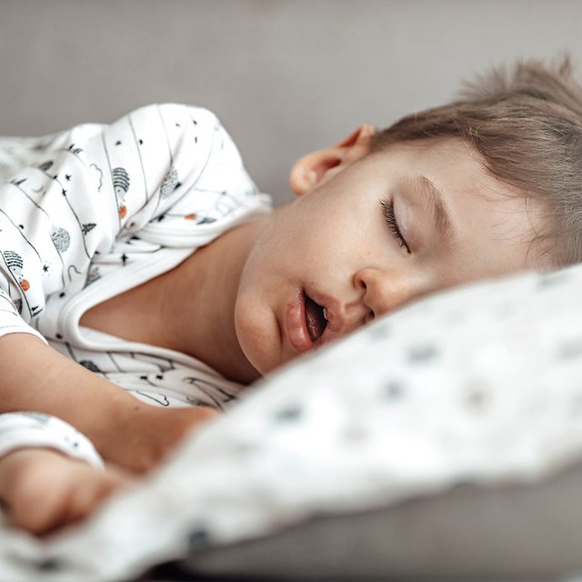 Почему ребёнок храпит во сне и нормально ли это