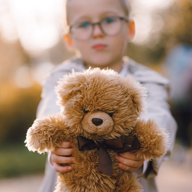 Первоклассник хочет взять игрушку на линейку: не нарушит ли это правила школы