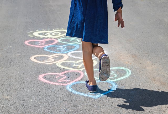 68 уличных игр для детей и родителей: без денег, сложного реквизита и длинных сценариев