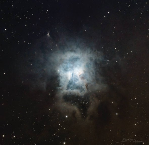 Туманность Ирис — голубое свечение межзвездной пыли