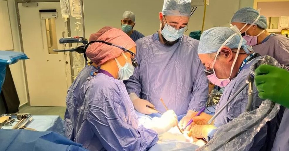 Доктор Хан трансплантация матки. Мужчине пересадили матку.