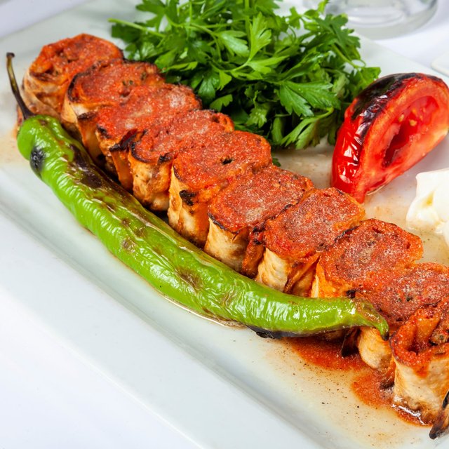 Простой рулет на шампурах: вкусная альтернатива шашлыкам, от которых все уже устали