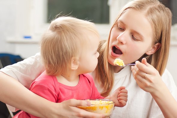 любовь, родитель, обед, женщина, молодой, кавказец, счастливый, ребенок, мама, кормление грудью, младенец, мальчик, милый, материнство, двое, здравоохранение, улыбка, домашний, мать, прием пищи, ложка, есть, женщина, отношения, питать, смешной, поколение, детство, здоровье, девочка, еда, дом, каша, питание, здоровый, ребенок, вкусный, взрослый, завтрак, семья, сладкий, веселье, ребенок;