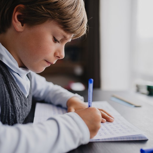 Учитель жалуется, что ребенок пишет слишком медленно. Как ему помочь?