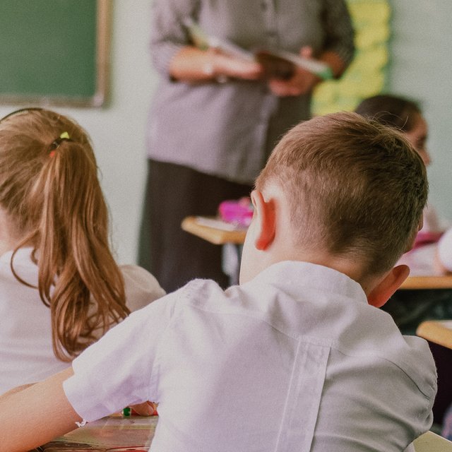 «Мой оклад — 15 тысяч рублей»: учительница без педагогического образования — о первом месяце в школе