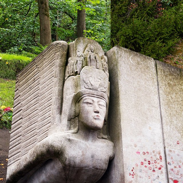 У Толстого зацелованный обелиск или неприметный холмик? Тест: угадайте писателя по его могиле