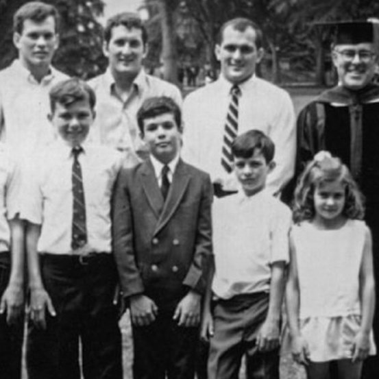 «Куда угодно, лишь бы не домой». История девочки, 6 старших братьев которой были больны шизофренией