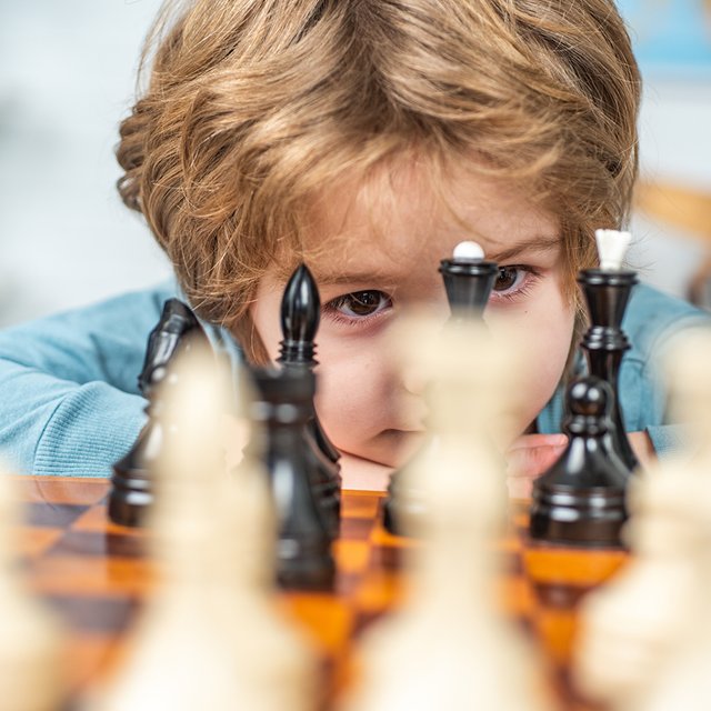 Обучение шахматам: где держать коня, что такое бешеная ладья и как развить в ребёнке логику и самоконтроль