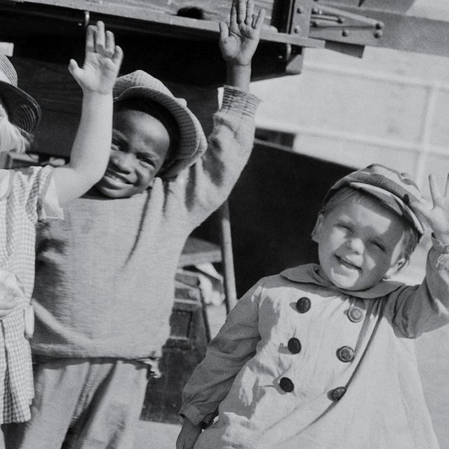 «Вернулся в кровную семью и все время плакал». Как британские родители воспитывали африканских детей