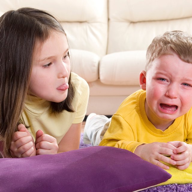 Старшая сестра постоянно обижает младшего брата: что делать родителям