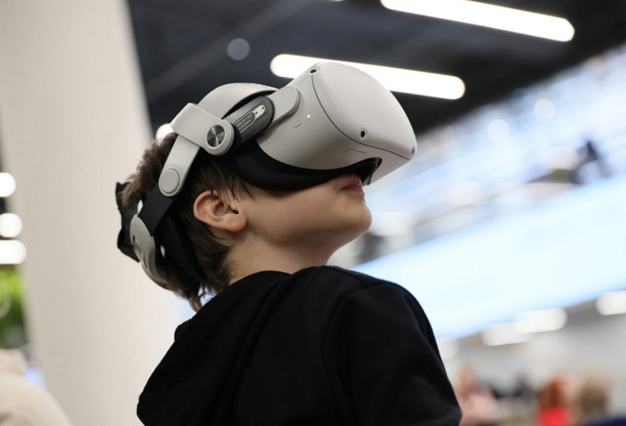 Мальчик стоит в VR-очках