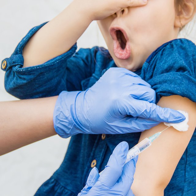 «Как комарик укусит»: что делать, если ребёнок очень боится врачей?