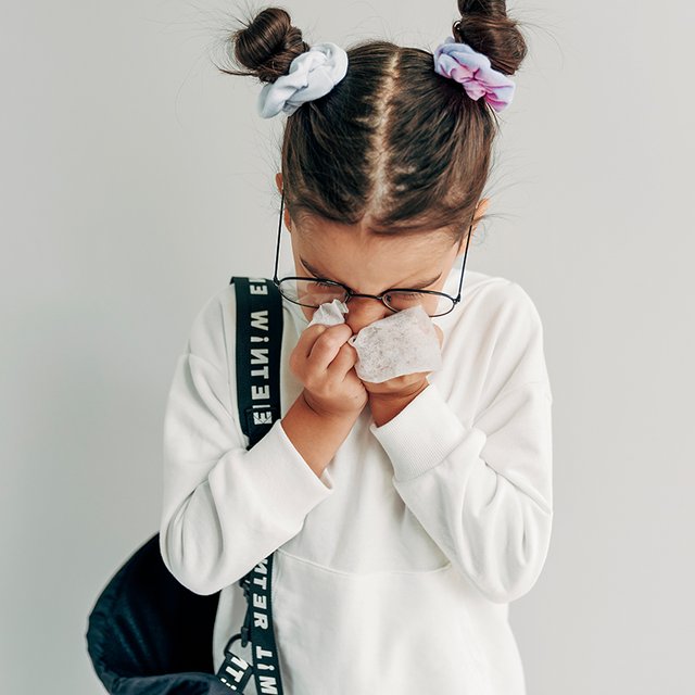 Её путают с ОРВИ и возрастным кризисом. Аллергия у ребёнка: что важно знать родителям