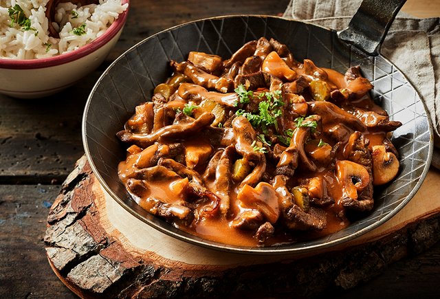 Мясо с подливкой как в детском саду: говядина получится мягкой и нежной