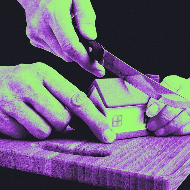 Бывшая жена подала на раздел имущества: кому достанется дом, купленный на деньги свекрови?