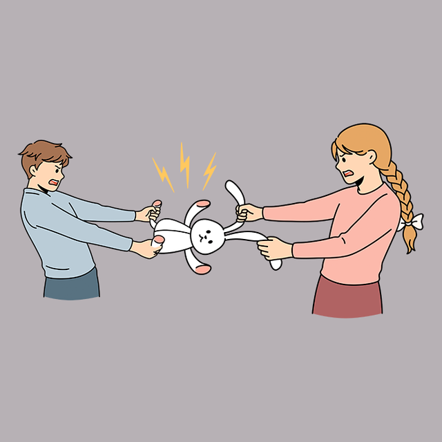 Младший ребёнок обижается на старших детей и не хочет делиться игрушками. Нужно ли вмешиваться?