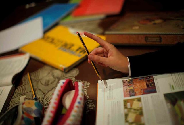 Обложка «Мой сын делает домашнее задание до ночи». Родители из разных стран рассказали, сколько задают их детям в школе