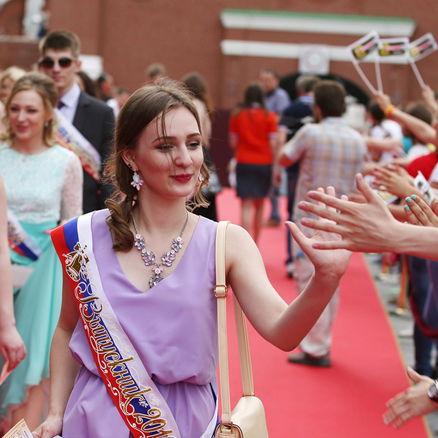 Как празднуют выпускной в разных городах России. Онлайн