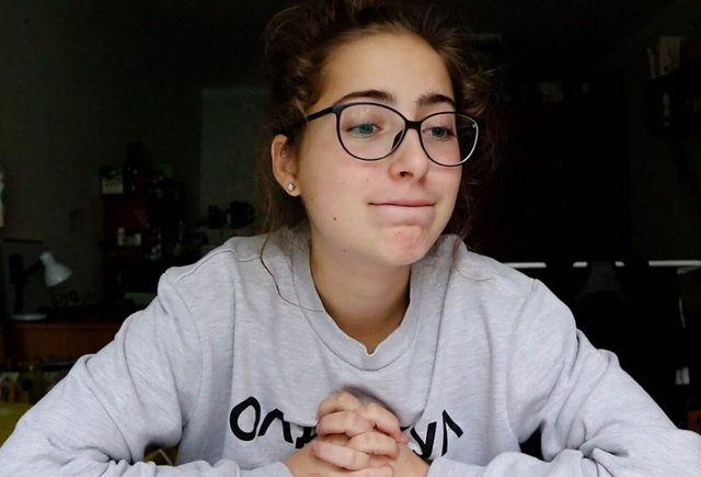 «Шикую на 3200 в месяц»: видеоблогер Kate Dino — о жизни в общаге и гречке с оптового склада