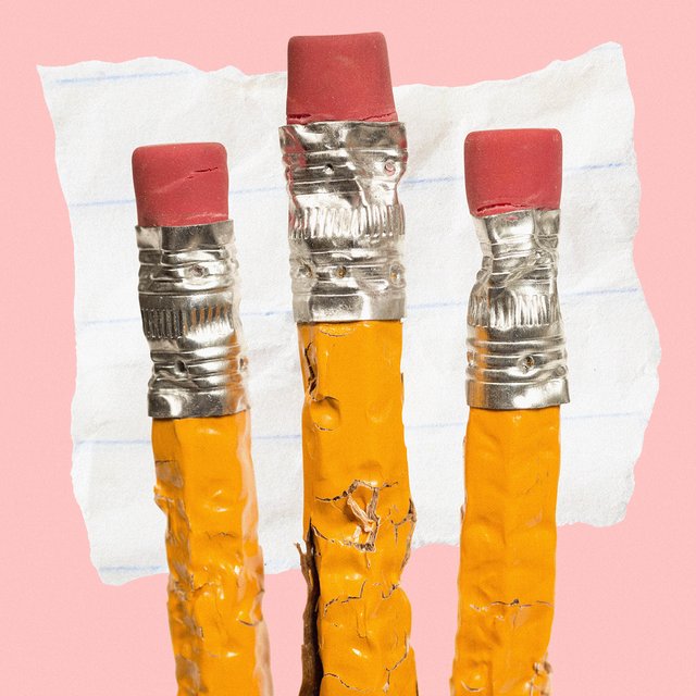 Ребенок грызет ручки и рвет тетради: что с этим можно сделать?