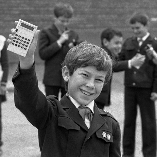 Это телефон или калькулятор? Тест: что лежало в портфеле советского школьника