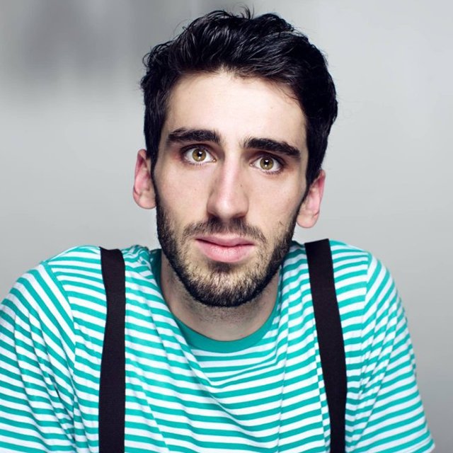 «Не страшно, если мальчик примеряет женские платья». Правила воспитания актёра Стивена Окснера