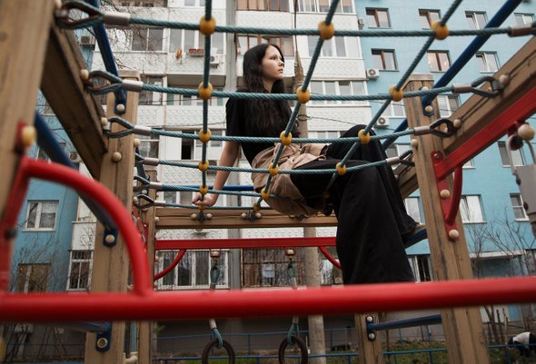 поколение Z, кавказский, наслаждаться, подлинные человеческие моменты, искренность, молодежная тревожность, меланхолия, свобода, подростковое благополучие, улица, повседневный, игровая площадка, цифровая детоксикация, несовершенство, досуг, устойчивость, забота о себе, человечность, ностальгия, детство, эстетическая грусть, подростковое психическое здоровье, осознанность, терапия, аксессуары, релаксация, портрет, образ жизни, природная терапия, низкокачественное настроение, наслаждение, двор, оздоровительные курорты, мечта, фон, эмоциональное здоровье, естественность, подлинный, десятилетний ребенок, депрессия, поддержка подростков, очаровательный;