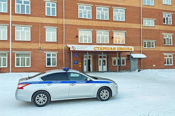 Полицейская машина возле здания школы № 153 в Красноярске