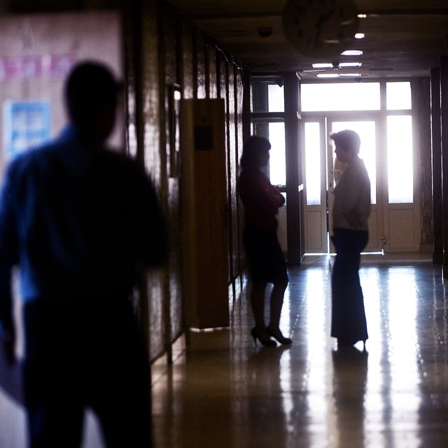 Учителей обязали дежурить на переменах каждый день, мы не успеваем нормально работать. Что делать?