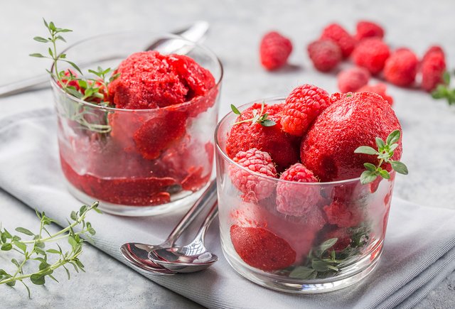 Торт, который не надо печь, конфеты, сорбет и варенье: готовим десерты из малины