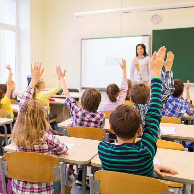 В классе ребёнка больше 30 человек: законно ли это и что могут сделать родители