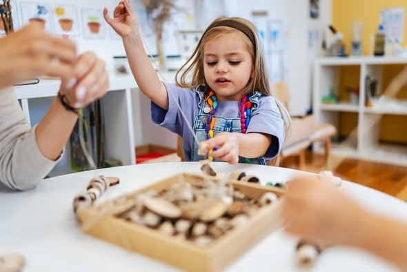 игра, развитие, природные материалы, образование, процесс обучения, ремесло, сосредоточенность, навыки, обратно в школу, малыш, ранние годы, школа, творчество, развитие, исследование, любопытство, деревянные кубики, класс, девочка, воображение, детская деятельность, небольшая группа, раннее детство, ясли, мелкая моторика, в помещении, практический, дошкольное учреждение, ребенок, самостоятельная игра, Монтессори, детский сад, изучение, деятельность, молодой, обучение, преподавание, обучение, знания для всех, учитель, деревянные игрушки, дневной уход, детство, концентрация, начальное образование, раннее обучение, открытие, рост, веселье, дошкольник;