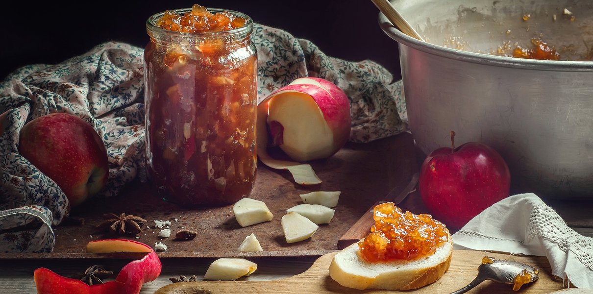 5 простых рецептов из яблок: идеальная шарлотка, чипсы, соусы и много пастилы