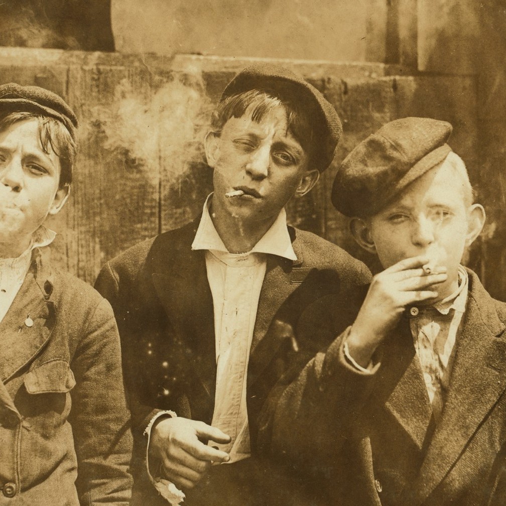 Шахтёры, разносчики газет, работники фабрик: детский труд в США в объективе Льюиса Хайна