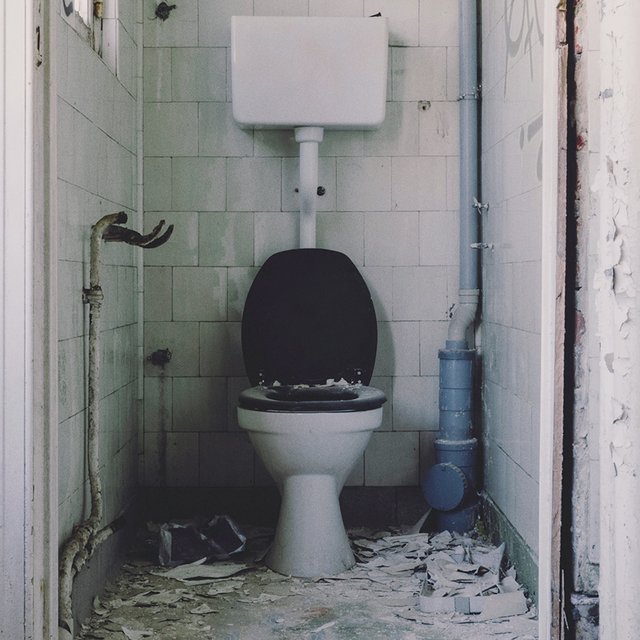 «Дети терпят до дома». Что не так со школьными туалетами и почему эту проблему не могут решить