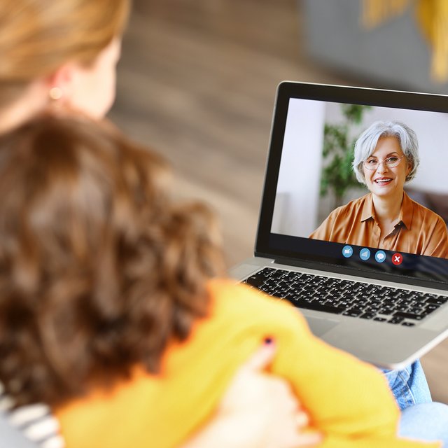 Ребёнок не хочет звонить бабушкам и дедушкам, говорит, что не о чем говорить. Что делать?