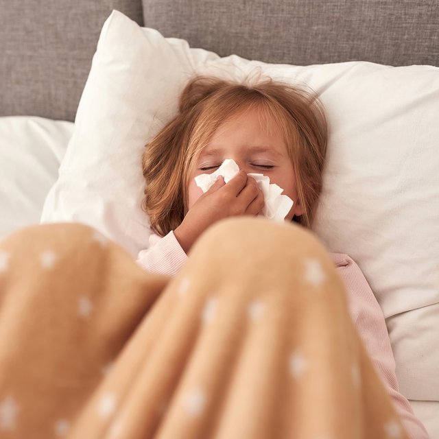 «Почти в 100% случаев ребенок выздоравливает сам». Мифы о детских сезонных болезнях