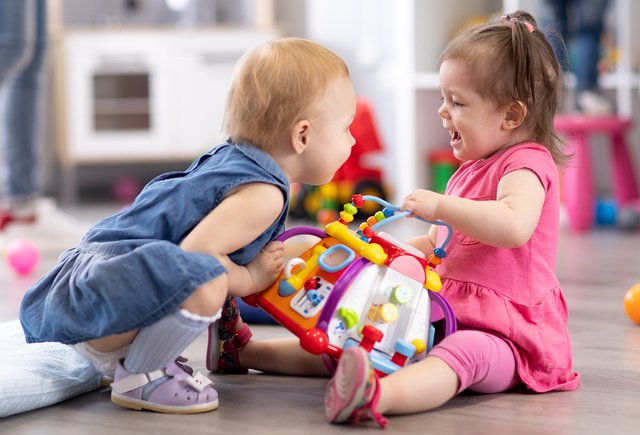 Как научить ребенка делиться игрушками