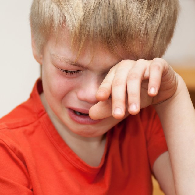 Ребёнок не хочет возвращаться в школу после каникул: как с ним поговорить