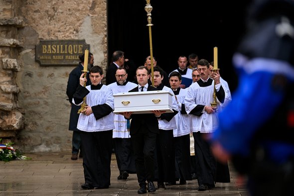 Похороны Эмиля Солей. Подозреваемые — бабушка и дедушка. Запутанное дело о пропаже двухлетнего Эмиля Солей, которое не могут раскрыть третий год