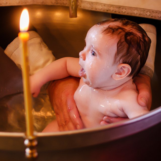 «Что-то у вас ребёночек часто болеет. Его бы покрестить». Зачем родители приводят детей в церковь