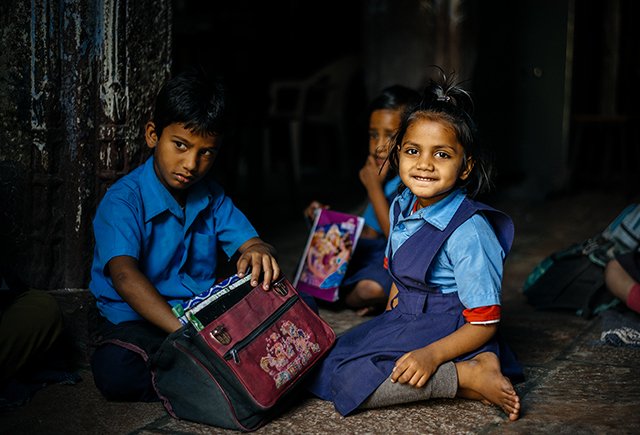 50 человек в классе, шесть лет без оценок и молитва перед уроками: как учатся в разных школах мира