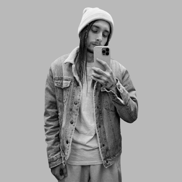 «Чьи-то родители пожаловались на меня за маникюр». Как учитель разочаровался в госшколе и влюбил в себя тикток