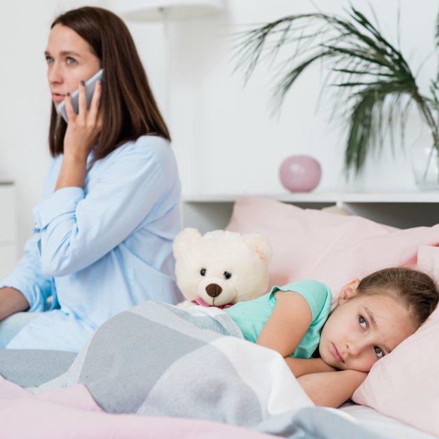 Планы на Новый год сорвались, и придётся встречать его дома. Как объяснить это ребёнку?