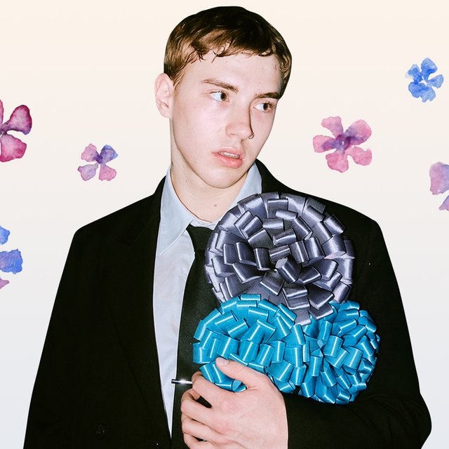 «Меня удалили из всех школьных чатов»: блогер Саша Теслонд — о буллинге, зависти и борьбе с комплексами