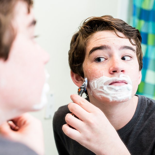 Подростку пора бриться: как научить его делать это правильно