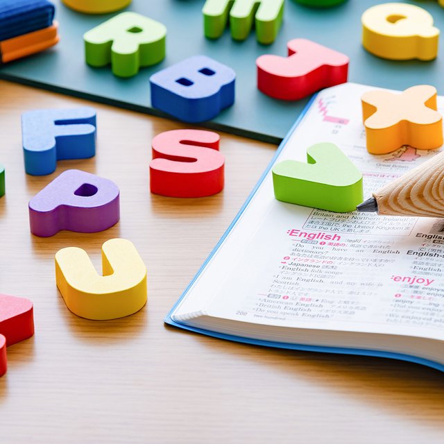 Ребёнок не хочет учить английский, не понимает, зачем он нужен: как его заинтересовать