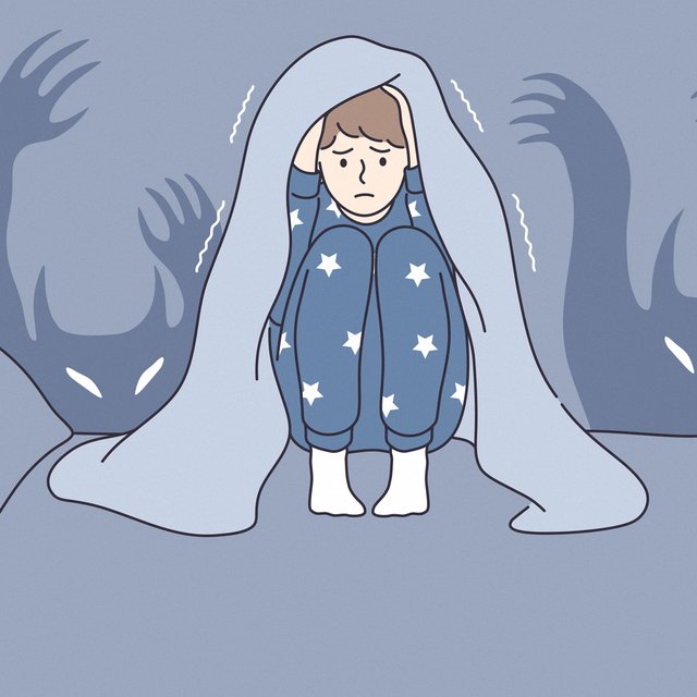 Сыну 10, а он всё еще боится засыпать один и ходит с мамой за руку: что делать?