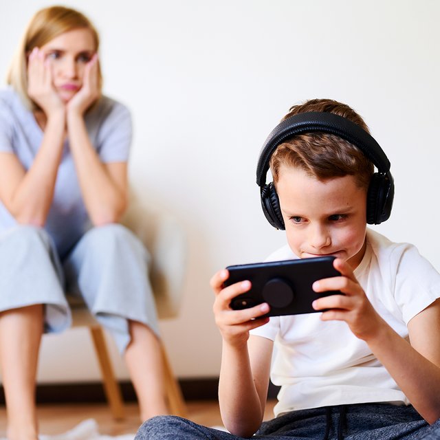 Ребёнок постоянно сидит в телефоне: можно ли его отучить и как это сделать